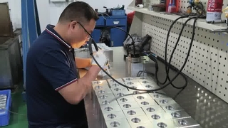 Χειροκίνητη αφαίρεση γρεζιών των μπλοκ υδραυλικών βαλβίδων που εξασφαλίζουν ομαλές διόδους λαδιού